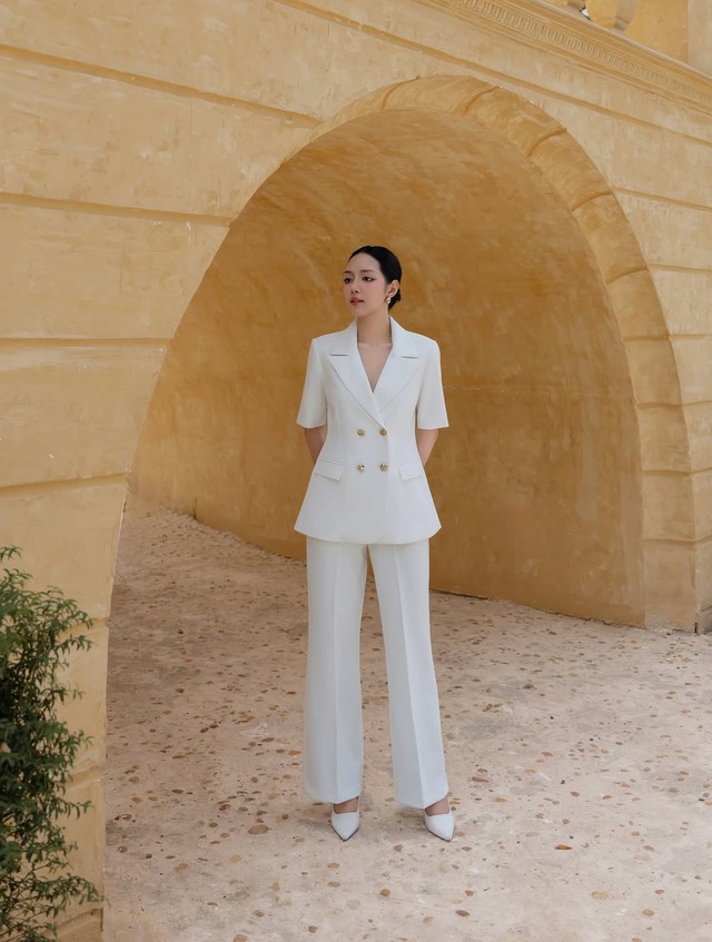 Thanh lịch mà không 'kén' dáng với sắc trắng đơn giản- Ảnh 2.
