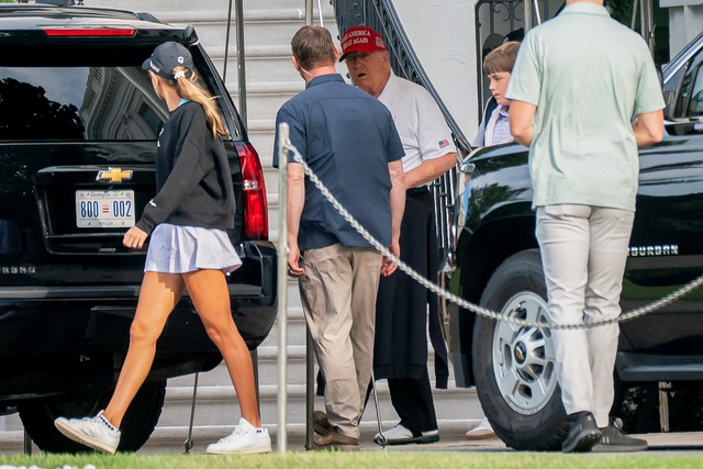 Ông Trump đi đánh golf cuối tuần, xóa tan tin đồn về sức khỏe- Ảnh 2.