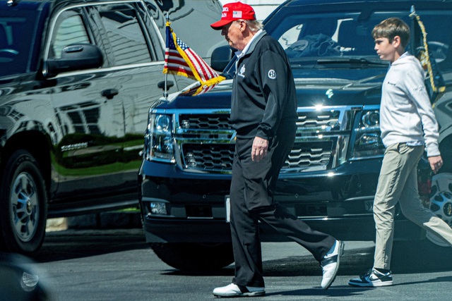 Ông Trump đi đánh golf cuối tuần, xóa tan tin đồn về sức khỏe- Ảnh 1.