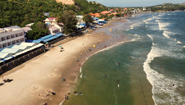 Du lịch Mũi N&eacute; chật cứng kh&aacute;ch trong dịp Quốc kh&aacute;nh 2 . 9 - Ảnh 2.