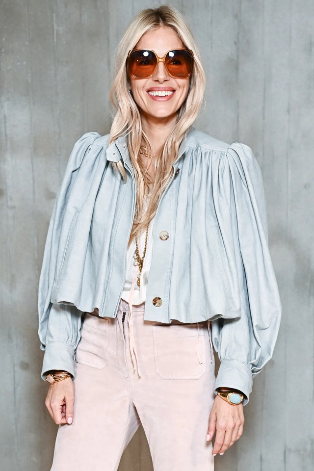 Tạm biệt blazer, áo khoác dáng rộng này được săn đón nhất mùa thu 2025- Ảnh 6.