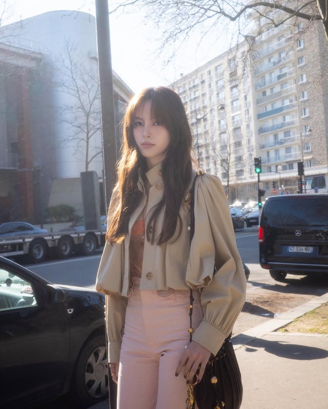 Tạm biệt blazer, áo khoác dáng rộng này được săn đón nhất mùa thu 2025- Ảnh 7.