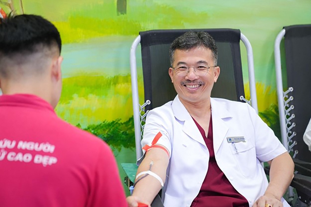 Nh&acirc;n vi&ecirc;n y tế hạnh ph&uacute;c - bệnh nh&acirc;n nhận trọn y&ecirc;u thương- Ảnh 5.