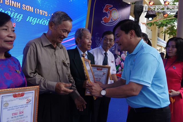 X&uacute;c động trong ng&agrave;y hội 50 năm Trường THPT B&igrave;nh Sơn - Ảnh 3.