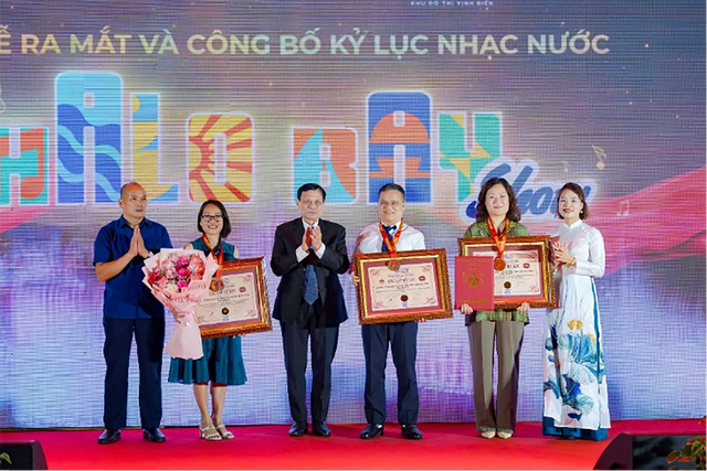 Hiệu ứng ánh sáng – âm nhạc – nước đồng bộ tại Halo Bay Show