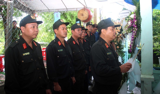 Chiến sĩ khối đứng CSGT nén nỗi đau mất mẹ ở lại hoàn thành nhiệm vụ A80- Ảnh 1. Chiến sĩ khối đứng CSGT nén nỗi đau mất mẹ ở lại hoàn thành nhiệm vụ A80- Ảnh 1.