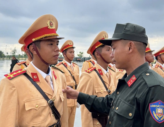 Chiến sĩ khối đứng CSGT nén nỗi đau mất mẹ ở lại hoàn thành nhiệm vụ A80- Ảnh 2. Chiến sĩ khối đứng CSGT nén nỗi đau mất mẹ ở lại hoàn thành nhiệm vụ A80- Ảnh 2.