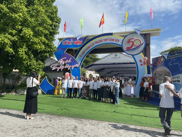 X&uacute;c động trong ng&agrave;y hội 50 năm Trường THPT B&igrave;nh Sơn - Ảnh 1.