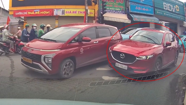 Ô tô Mazda CX-5 'cướp đường' vượt ẩu, bị xe khác ép đi lùi trên phố - Ảnh 1.