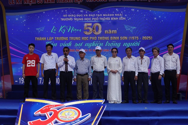 X&uacute;c động trong ng&agrave;y hội 50 năm Trường THPT B&igrave;nh Sơn - Ảnh 5.