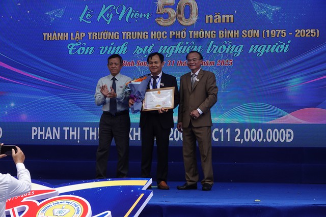 X&uacute;c động trong ng&agrave;y hội 50 năm Trường THPT B&igrave;nh Sơn - Ảnh 8.