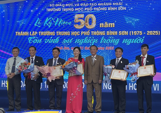 X&uacute;c động trong ng&agrave;y hội 50 năm Trường THPT B&igrave;nh Sơn - Ảnh 9.