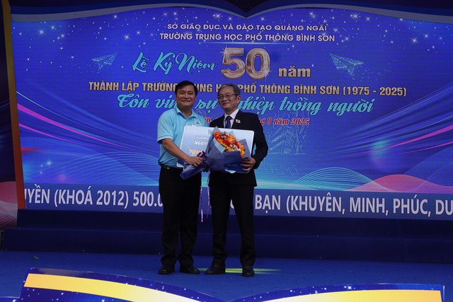 X&uacute;c động trong ng&agrave;y hội 50 năm Trường THPT B&igrave;nh Sơn - Ảnh 6.
