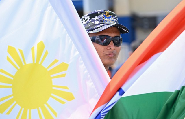 Hải quân Ấn Độ và Philippines lần đầu tuần tra chung ở Biển Đông - Ảnh 1.