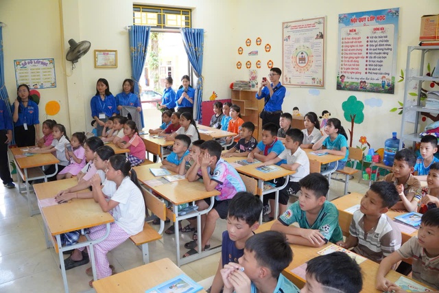 Chàng sinh viên tình nguyện mang Mùa hè xanh đến trẻ em vùng cao Tuyên Quang - Ảnh 2.