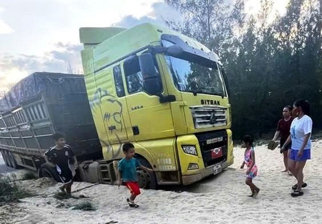 Người dân Đà Nẵng 2 hỗ trợ tài xế người Lào đi lạc vì nghe Google Maps - Ảnh 1.