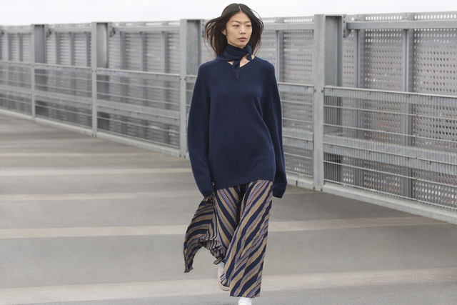 Trang phục đẹp, hiện đại và tỏa sáng trong từng nhịp bước- Ảnh 14.