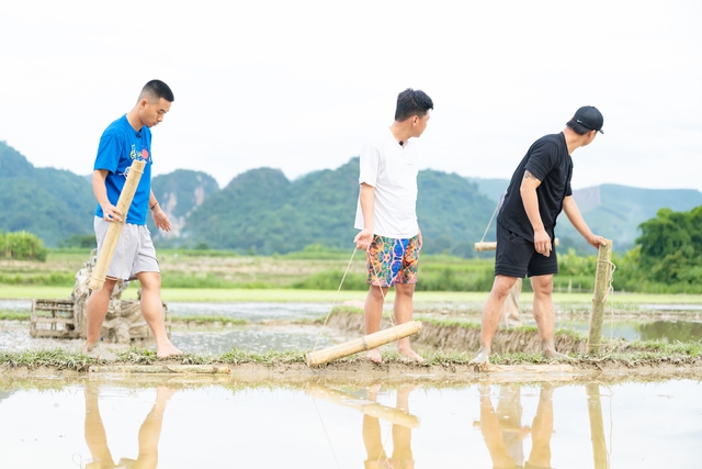 'Bố ơi, mình đi đâu thế?' lay động với 'chiếc vòng cổ' giàu ký ức - Ảnh 1.