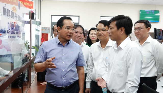 Chủ tịch TP.HCM: R&otilde; th&agrave;nh phần hồ sơ để người d&acirc;n kh&ocirc;ng phải thu&ecirc; 'c&ograve;' - Ảnh 4.