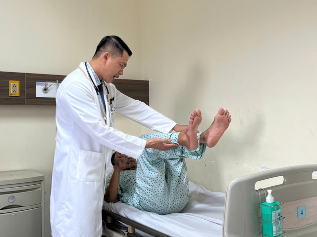 Đột quỵ khi đang ăn cơm, vợ lấy kim chích đầu ngón tay cho chồng- Ảnh 1.
