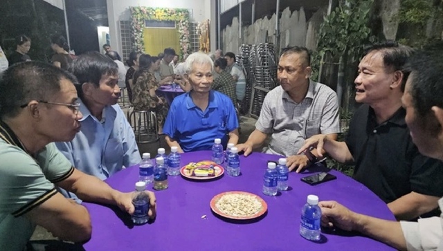 Mái đầu bạc tiễn biệt mái đầu xanh: Chuyến thăm nhà lần cuối của trọng tài Trần Đình Thịnh!- Ảnh 3.