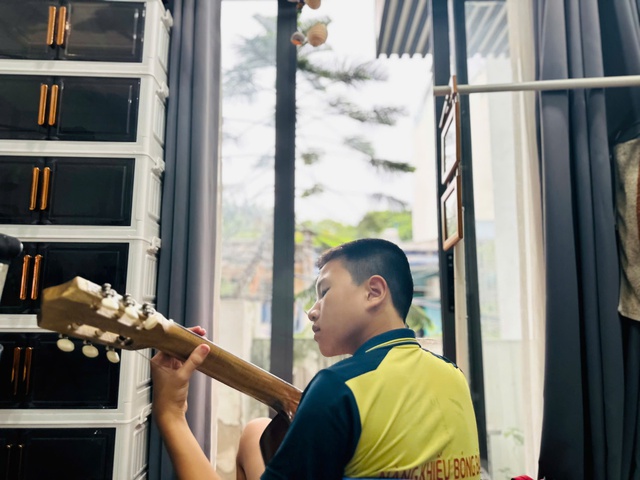 Cậu bé 13 tuổi siêng năng tiết kiệm điện thành nếp sống mỗi ngày - Ảnh 2.