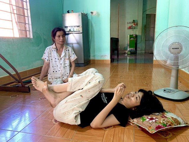 Nỗi đau của người mẹ nghèo khó - Ảnh 1.