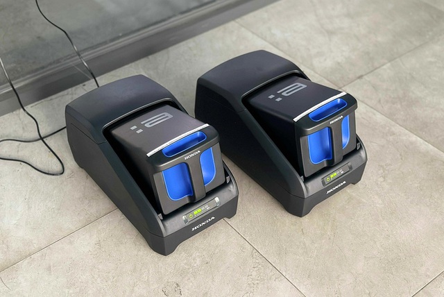 Việc sạc pin rời hạn chế va đập, tránh vị trí ẩm ướt hoặc tiếp xúc nắng quá lâu. ẢNH: NGUYỄN DUY Việc sạc pin rời hạn chế va đập, tránh vị trí ẩm ướt hoặc tiếp xúc nắng quá lâu. ẢNH: NGUYỄN DUY