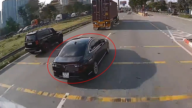 Ô tô con lạng lách đánh võng, cố tình chèn đường xe khách trên phố - Ảnh 1.