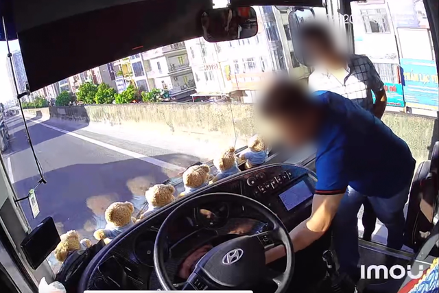 40 người 'mắc kẹt' trên Vành đai 3 vì bị người lạ rút chìa khóa xe khách- Ảnh 1.