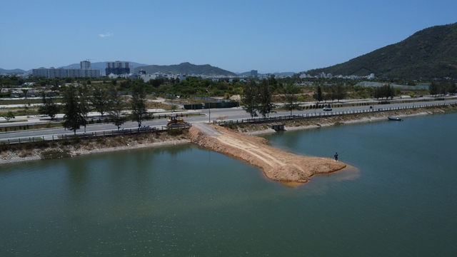 Phạt doanh nghiệp 30 triệu đồng v&igrave; đổ đất lấp s&ocirc;ng Qu&aacute;n Trường Nha Trang- Ảnh 1.