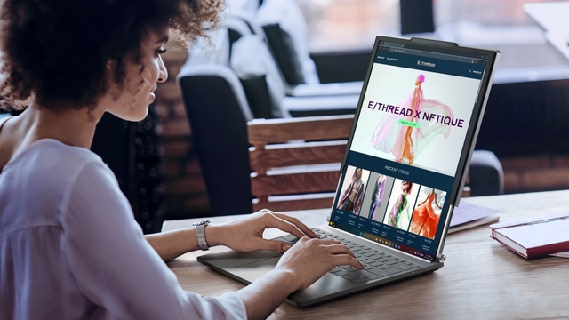 Laptop cuộn đầu tiên thế giới lên kệ, giá 3.299 USD - Ảnh 1.