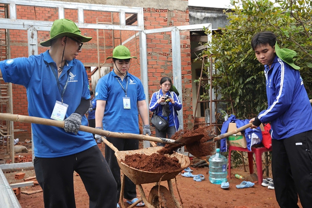 Mùa hè xanh mang lại Nhà thanh niên và niềm vui cho người dân vùng biên giới - Ảnh 1.