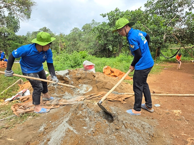 Mùa hè xanh mang lại Nhà thanh niên và niềm vui cho người dân vùng biên giới - Ảnh 2.