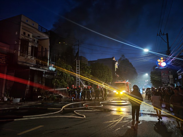 Hỏa hoạn ở tiệm ảnh cưới, nhiều v&aacute;y cưới bị thi&ecirc;u rụi - Ảnh 2.