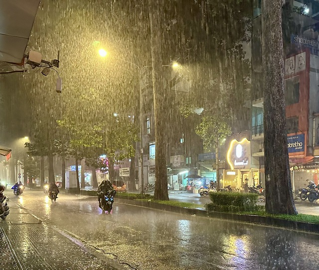Gió mùa tây nam đang mạnh lên, miền Tây nhiều nơi mưa to - Ảnh 2. Gió mùa tây nam đang mạnh lên, miền Tây nhiều nơi mưa to - Ảnh 2.