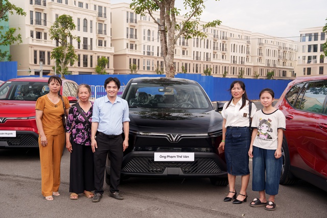 VinFast bàn giao lô xe Limo Green chuyên vận tải đầu tiên cho khách hàng- Ảnh 2.