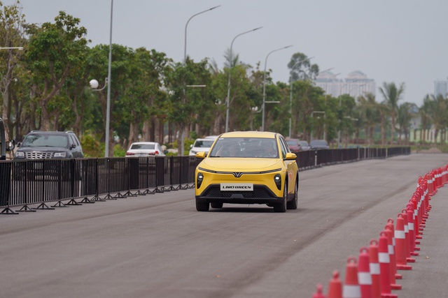 Xe điện 7 chỗ VinFast vừa bàn giao có gì 'đấu' phân khúc MPV dưới 800 triệu? - Ảnh 2.
