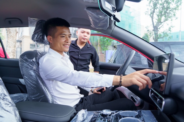 VinFast bàn giao lô xe Limo Green chuyên vận tải đầu tiên cho khách hàng- Ảnh 3.