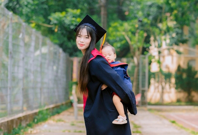 Hành trình tốt nghiệp đại học của cô gái một mình nuôi con đầy nghị lực - Ảnh 2.