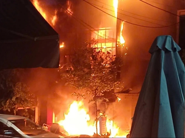 Hỏa hoạn ở tiệm ảnh cưới, nhiều v&aacute;y cưới bị thi&ecirc;u rụi - Ảnh 1.