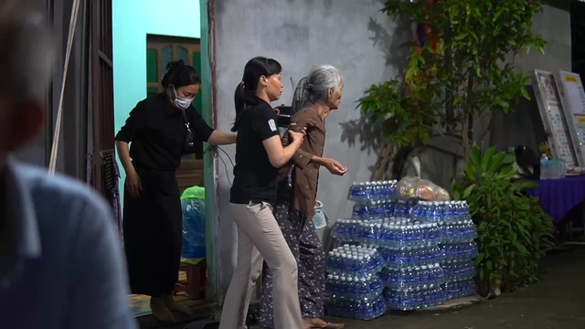 Mái đầu bạc tiễn biệt mái đầu xanh: Chuyến thăm nhà lần cuối của trọng tài Trần Đình Thịnh!- Ảnh 2.