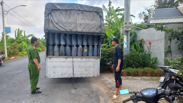Công an Ngăn chặn hơn 13 tấn dầu ăn đã qua sử dụng tuồn vào Cần Thơ - Ảnh 1.