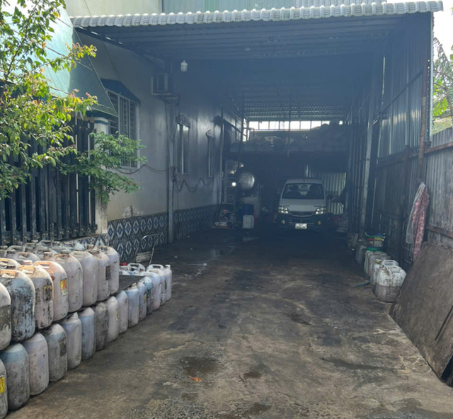 Công an Ngăn chặn hơn 13 tấn dầu ăn đã qua sử dụng tuồn vào Cần Thơ - Ảnh 2.