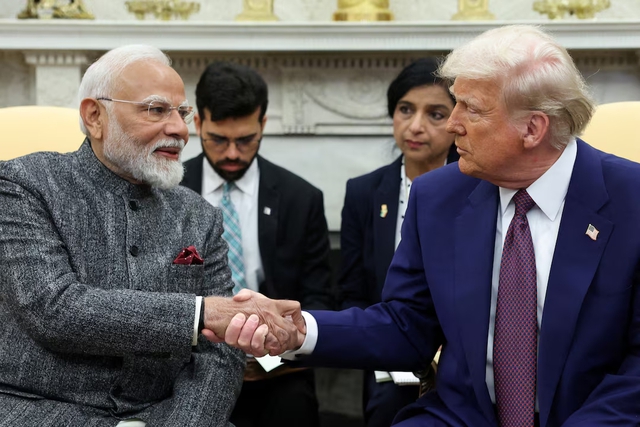 Ông Trump lại dọa áp thuế lên Ấn Độ vì mua dầu Nga, New Delhi lên tiếng - Ảnh 1.