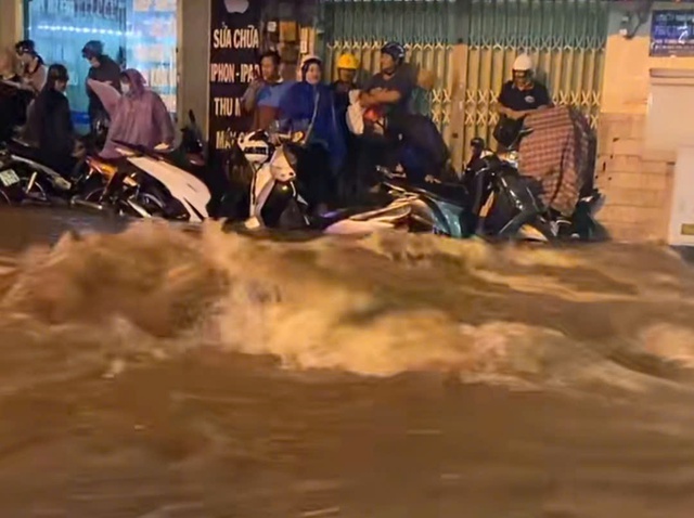 TP.HCM: Mưa to kéo dài, nhiều tuyến đường ngập nặng - Ảnh 6.