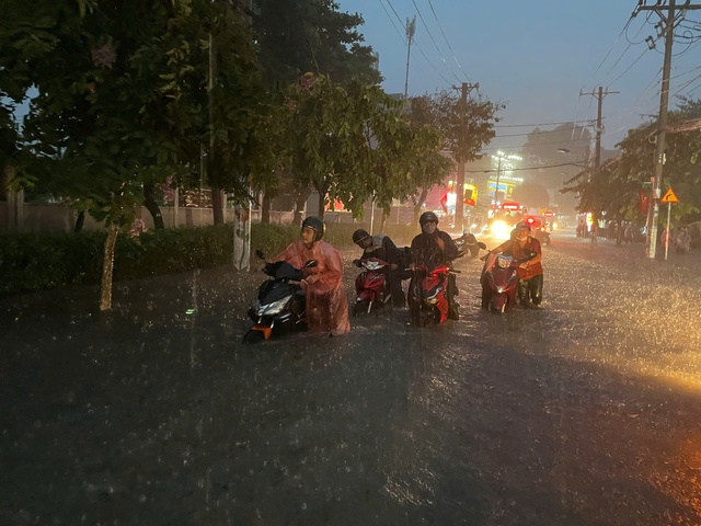 TP.HCM: Mưa to kéo dài, nhiều tuyến đường ngập nặng - Ảnh 4.