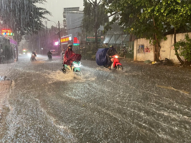 TP.HCM: Mưa to kéo dài, nhiều tuyến đường ngập nặng - Ảnh 2.