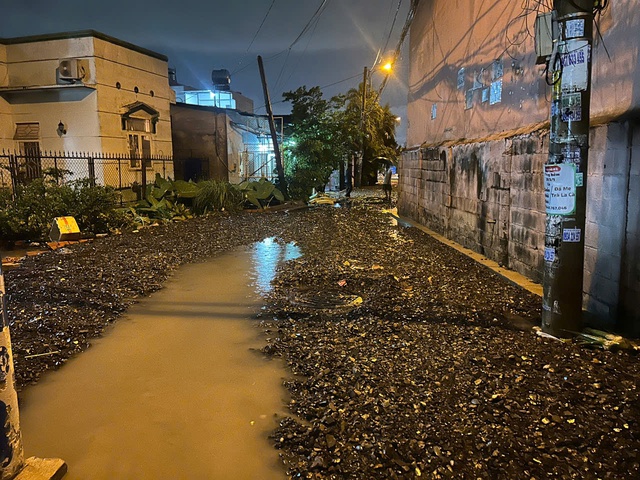 TP.HCM: Mưa to kéo dài, nhiều tuyến đường ngập nặng - Ảnh 5.