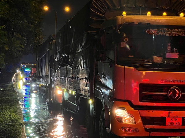 Quốc lộ 13 và đường Đỗ Mười ùn ứ kéo dài nhiều km sau mưa - Ảnh 3.